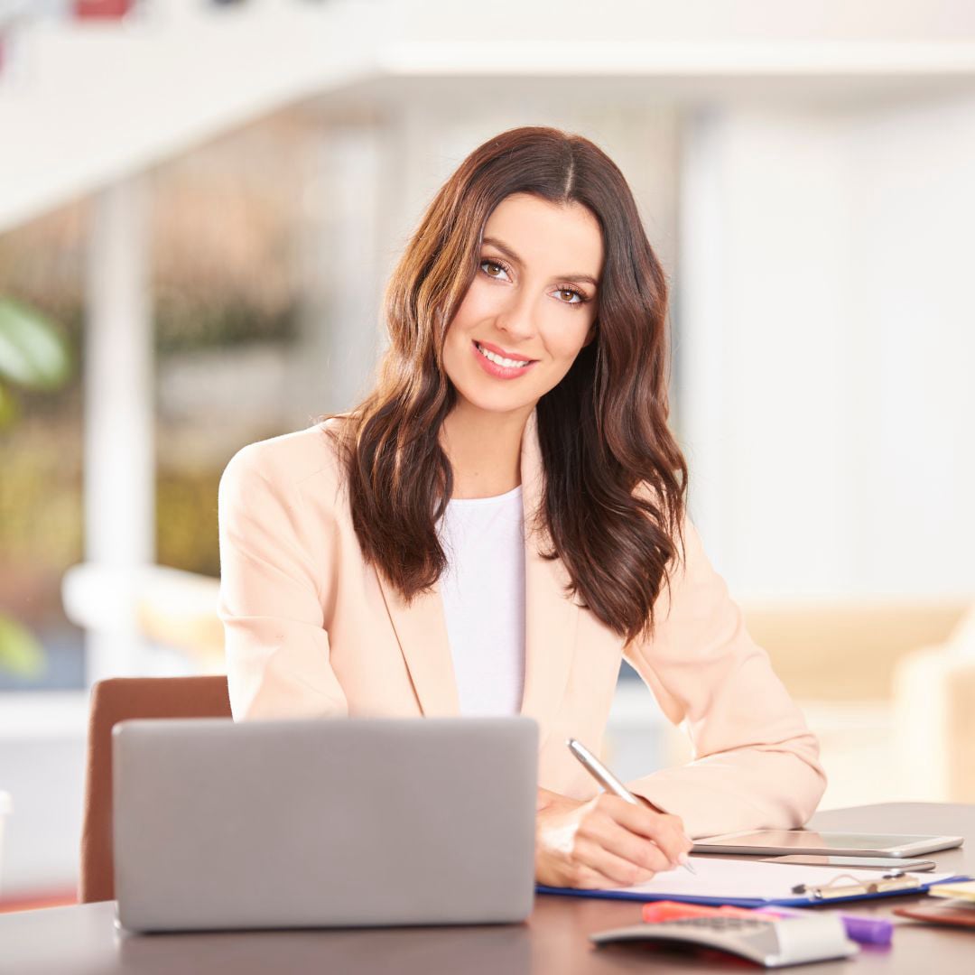 habla-con-tu-empresa-empresaria-feliz